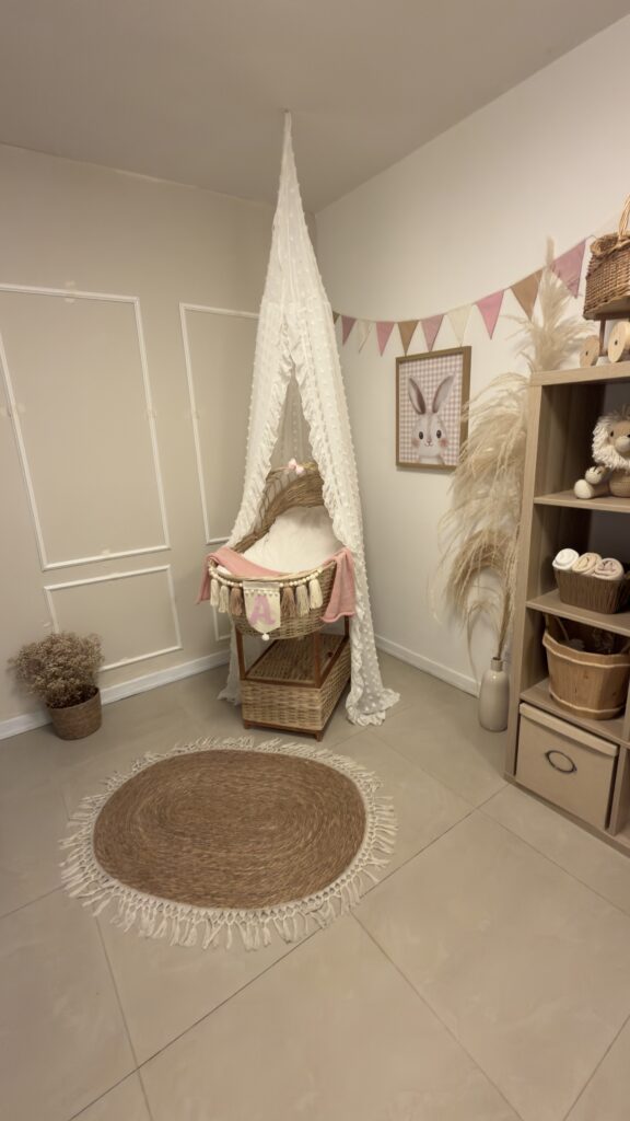 Rincón decorado para sesiones newborn y bebés en el estudio Incubox, Cali