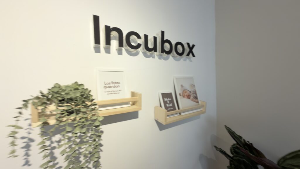 Pared con el logo de Incubox Fotografía en la recepción del estudio