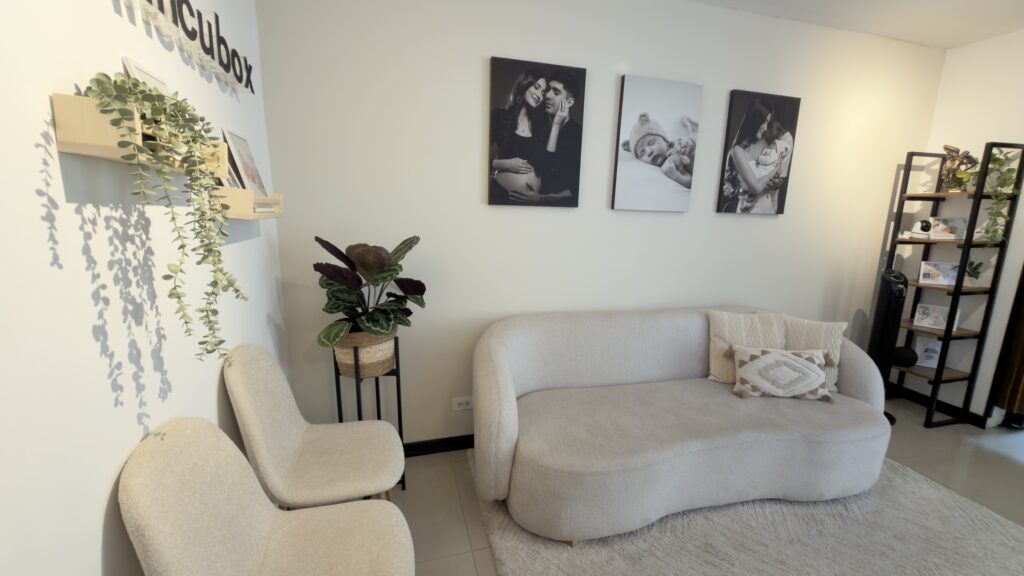 Sala de espera cálida y acogedora del estudio Incubox en El Ingenio, Cali