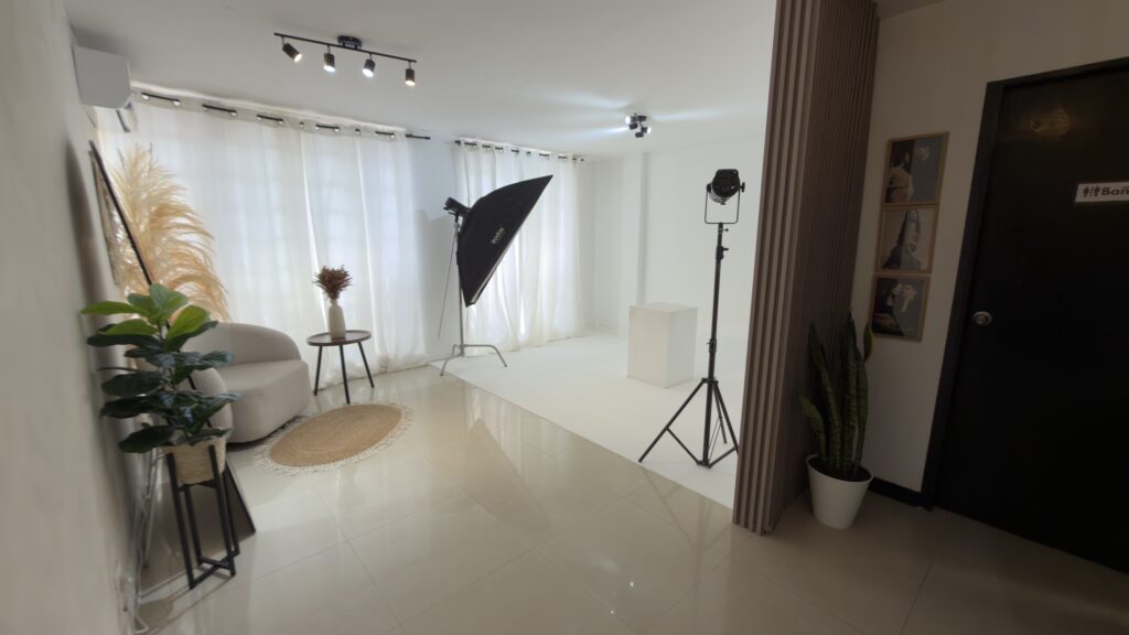 Estudio de fotografía Incubox en Cali: set con luces profesionales, sofá y plantas