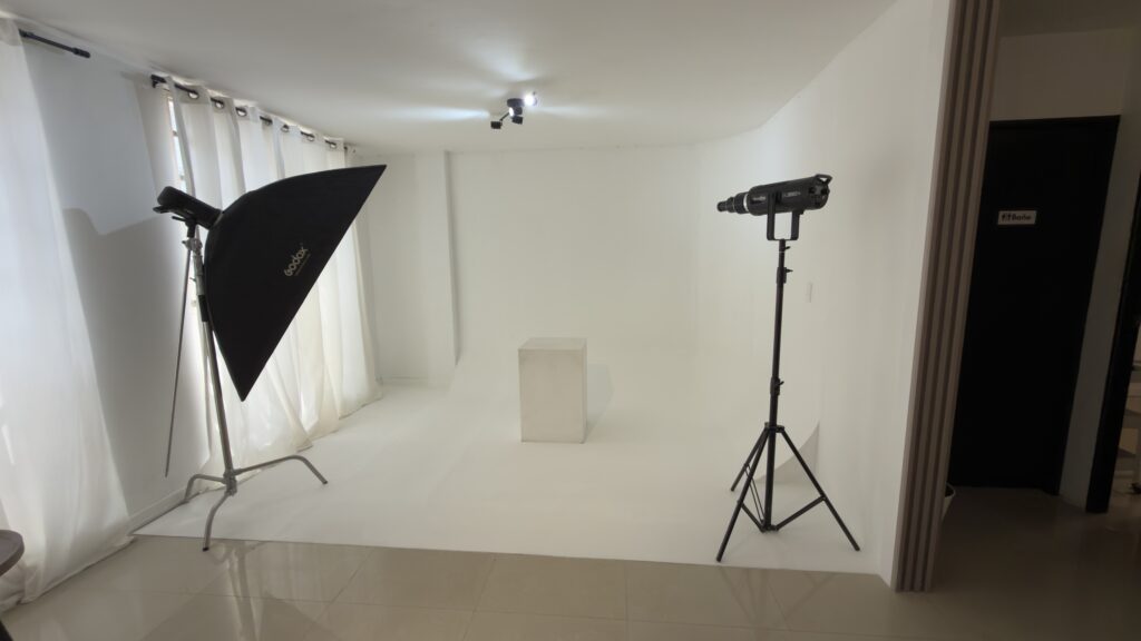Ciclorama blanco con iluminación profesional en estudio de fotos en Cali