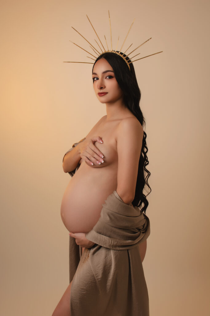 Sesión de embarazo artística con corona dorada – Incubox Fotografía Cali
