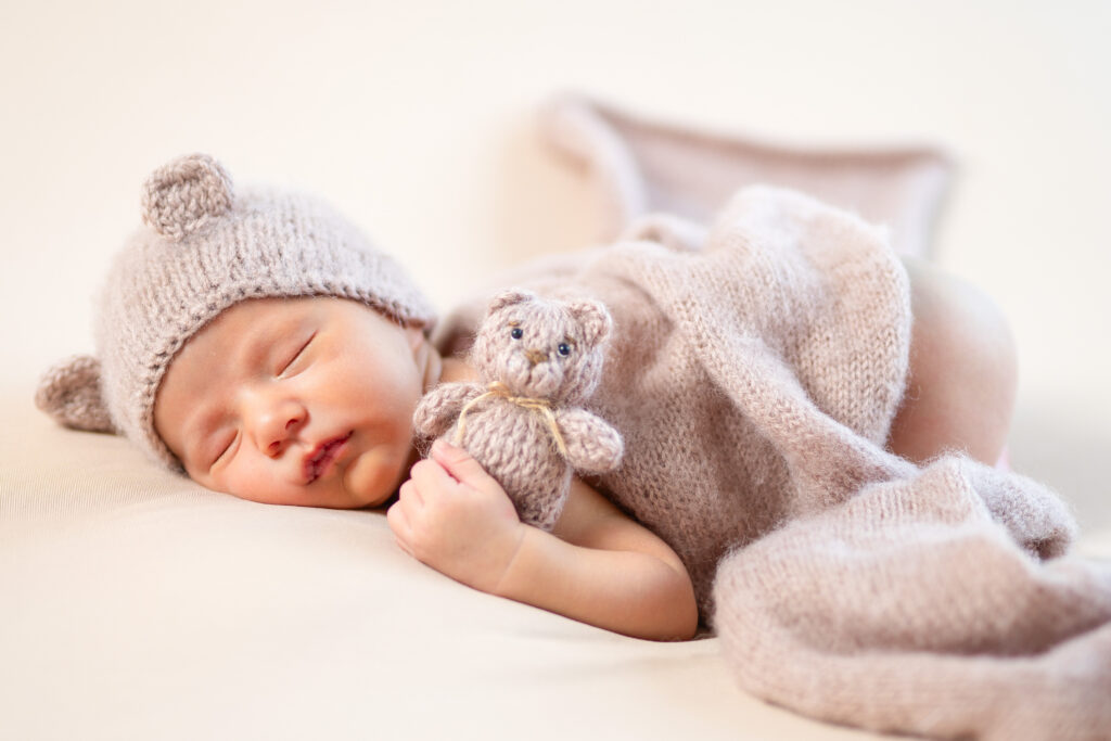 Recién nacido dormido con gorro de oso en sesión newborn – Incubox Fotografía Cali