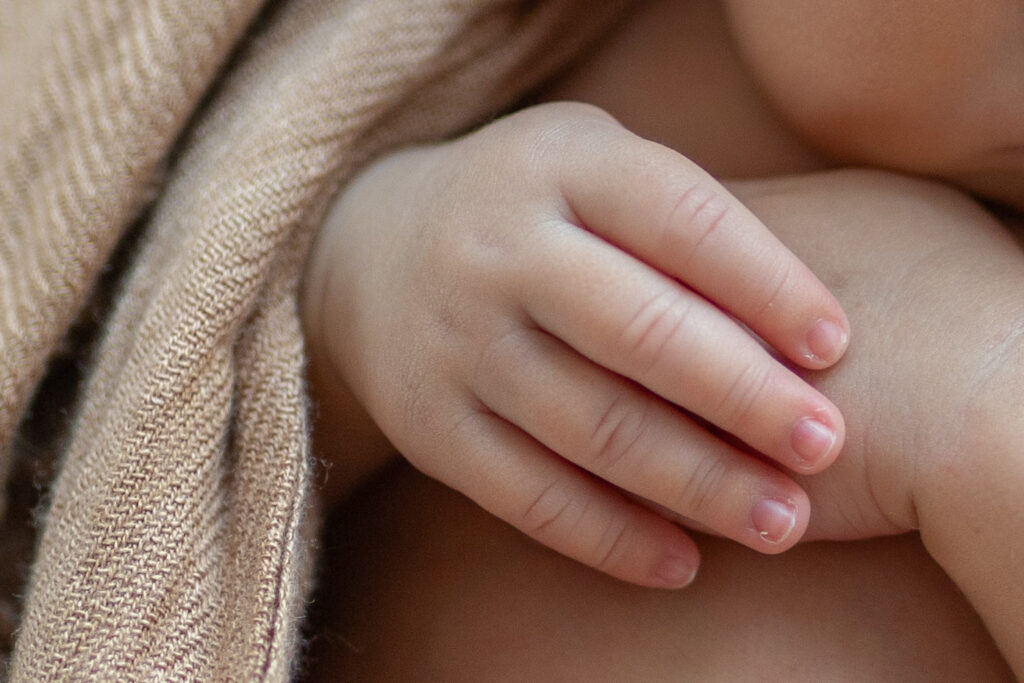 Detalle de la mano de un bebé recién nacido – Incubox Fotografía Cali