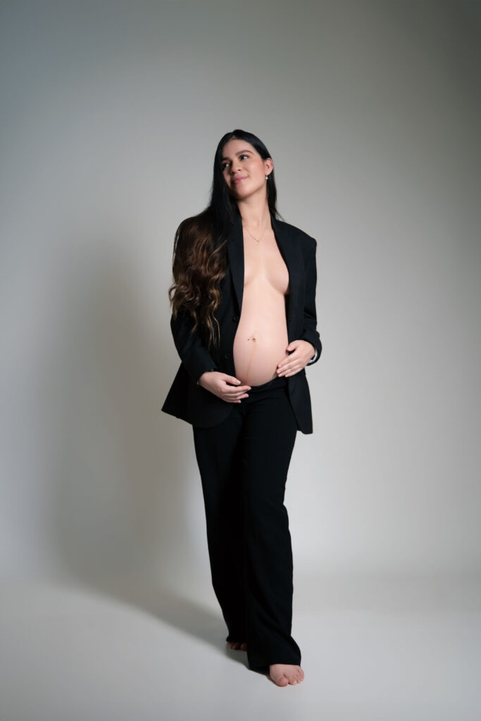 Sesión de embarazo con traje negro en estudio de fotografía en Cali