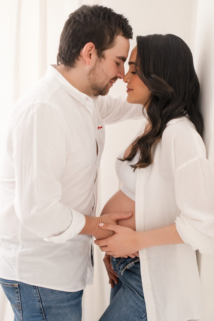 Mamá embarazada en sesión de fotos de maternidad en estudio Incubox, Cali