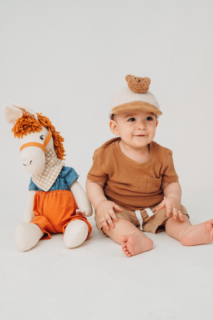 Bebé con gorra de oso en sesión de fotos infantil en Cali