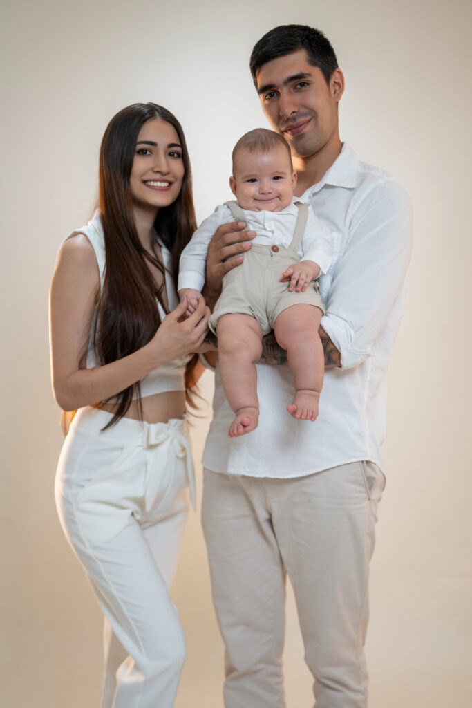 Juan y Carol, fotógrafos de Incubox Fotografía en Cali, con su hijo Ian